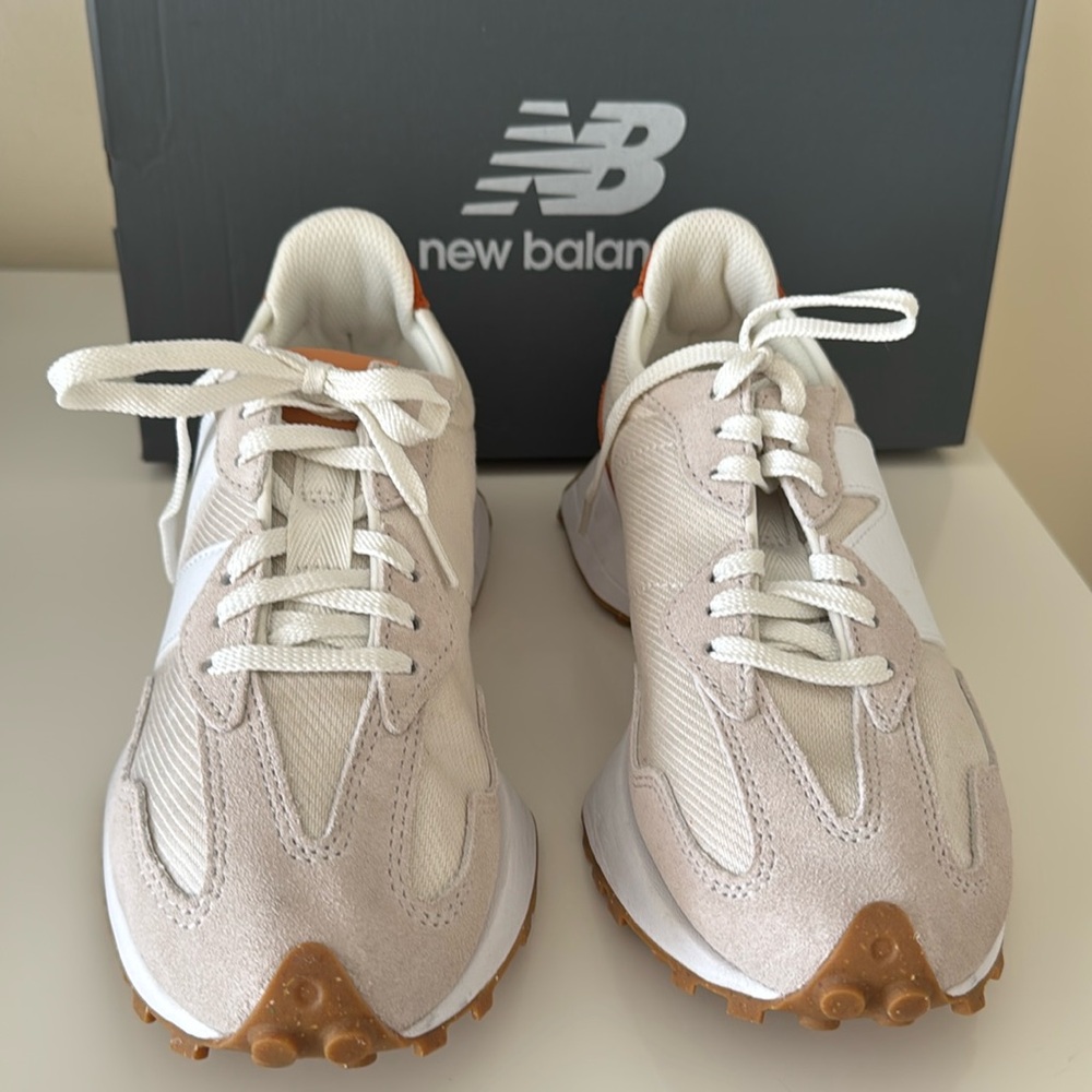 Womens New Balance mode de vie classic 327 size 8 suede and nylon cream